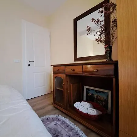Quiet, Cozy, Luminous Τίρανα